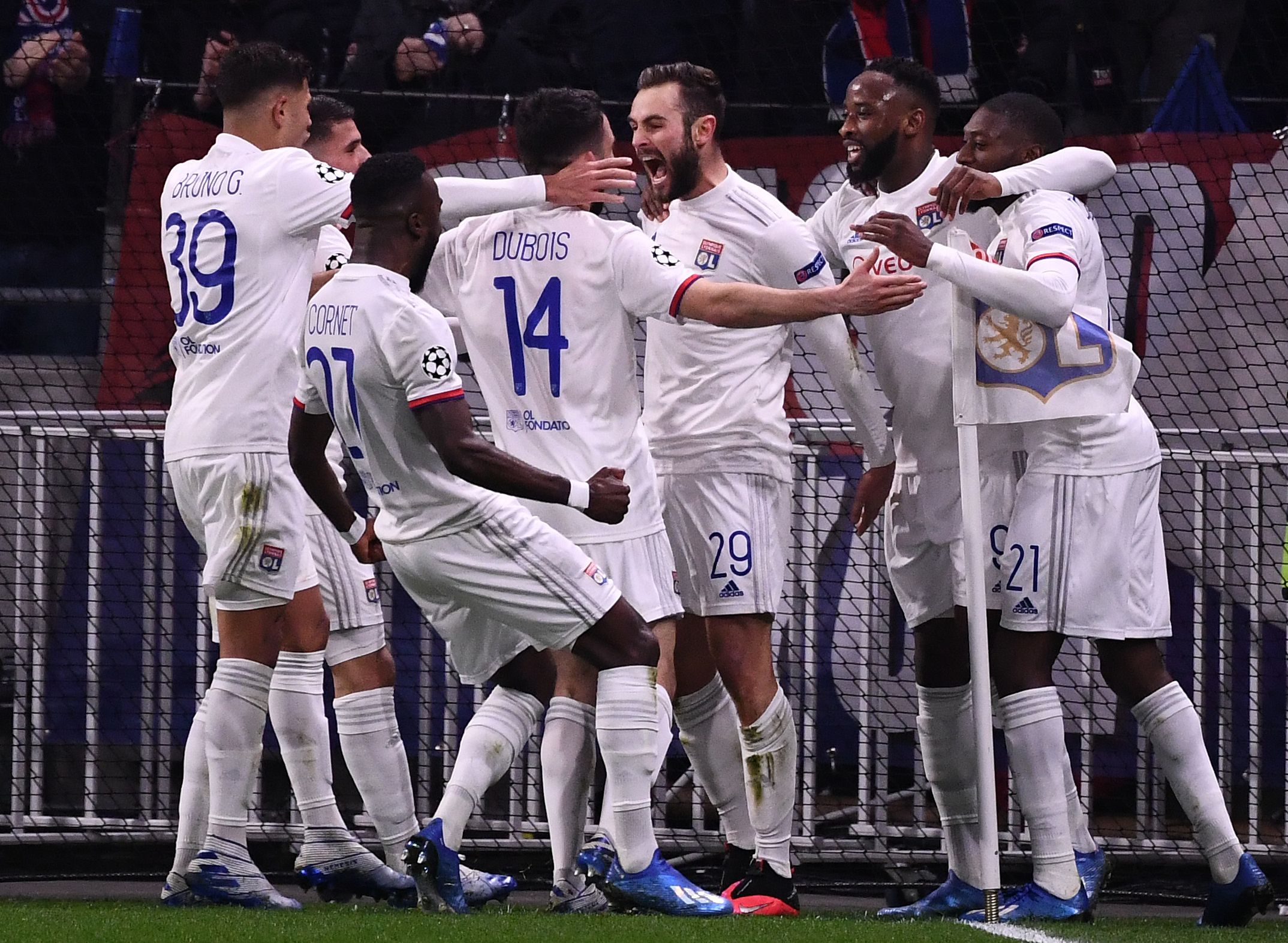 里昂球员庆祝生日，队友送上祝福的简单介绍